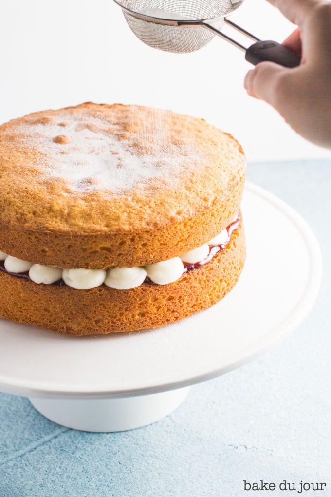 Dusting the cake with caster sugar as decoration